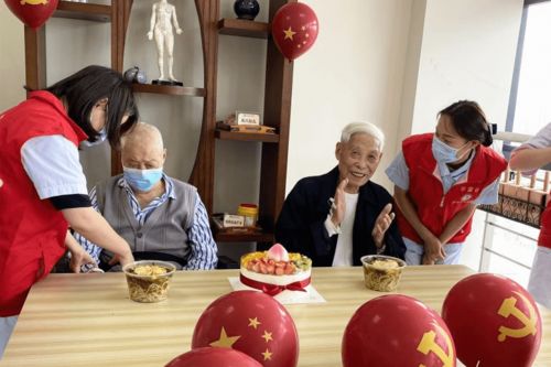 與黨同齡,熠熠生輝 兩位百歲老黨員在醫(yī)院過生日,醫(yī)護人員深情送祝福