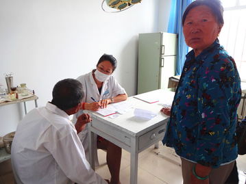 神經內科醫生下鄉為腦卒中高危人群進行義診